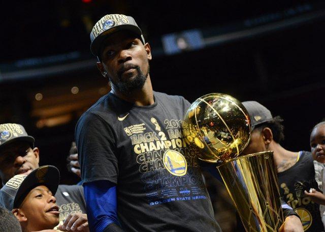 曼城通过中 曼城通过中